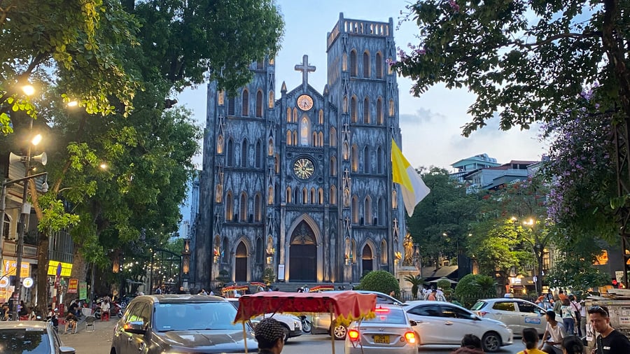 Busy road in front of St Joseph's Cathedral