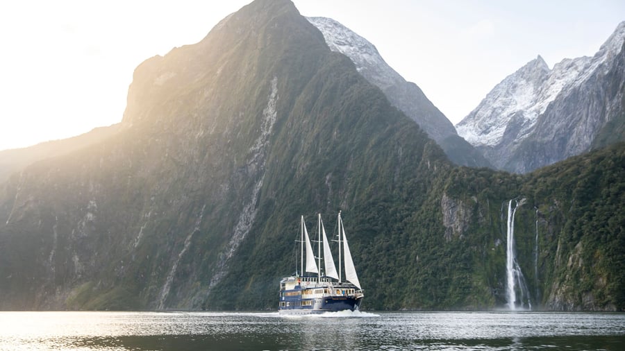 Njut av Milford Sounds förtrollande natur
