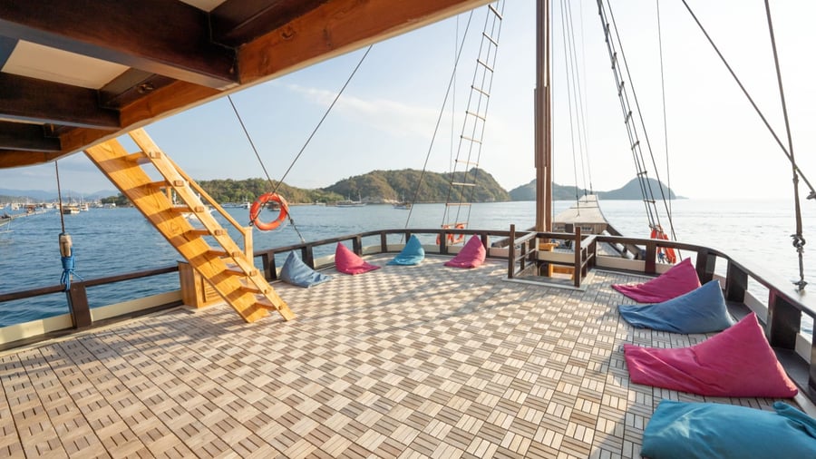 Stay on a liveaboard for lots of time at sea