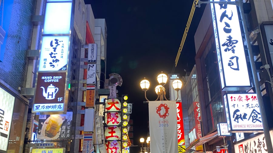 Mitt i Osakas ikoniska nöjeskvarter Dotonbori