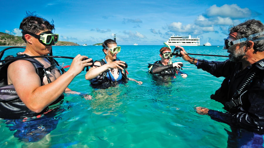 Snorkling i kristallklart vatten