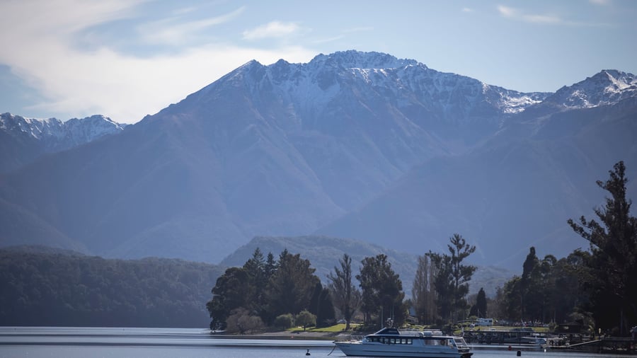 Te Anau har en smuk beliggenhed omgivet af bjerge