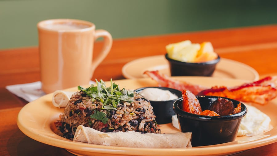 Traditionel morgenmad med gallo pinto