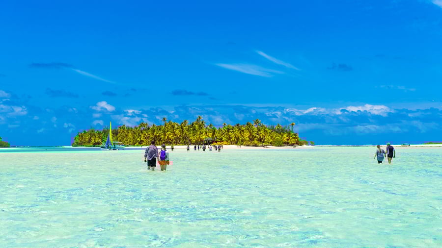 Aitutakis lagune med lavt vand og fin sandbund.