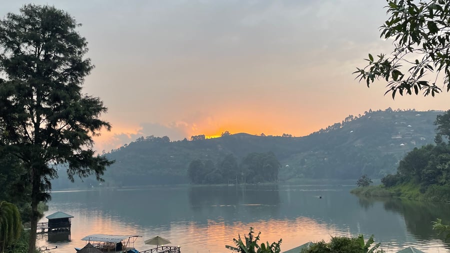 Njut av solnedgången över Lake Bunyonyi