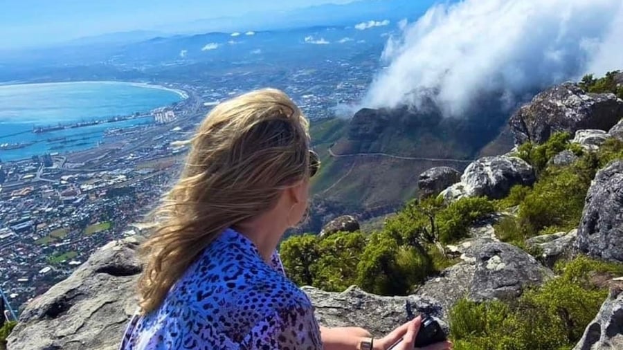 Camilla njuter av utsikten från Taffelberget