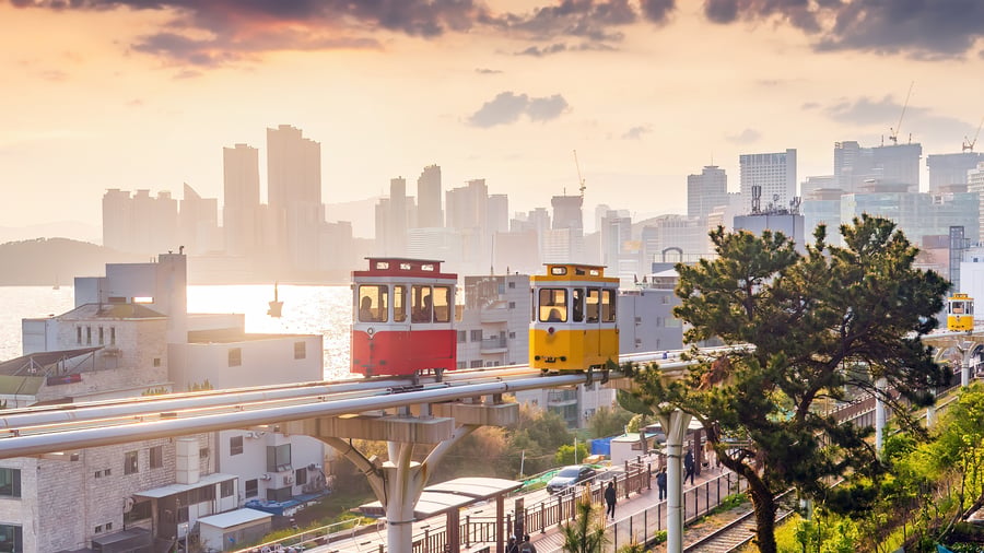 Busan med de berömda färgglada vagnarna