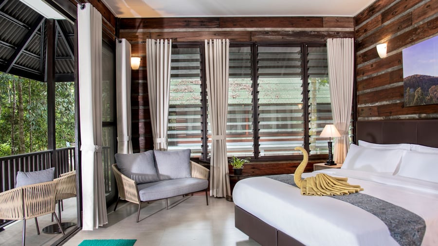 Moderne lyst værelse på Rompin Rainforest Lodge