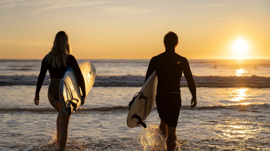 Surfare på stranden vid Surfers Paradise