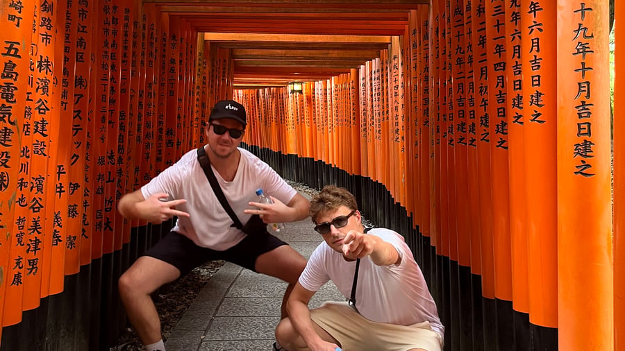 Meet linke-mided travelers in Japan. 