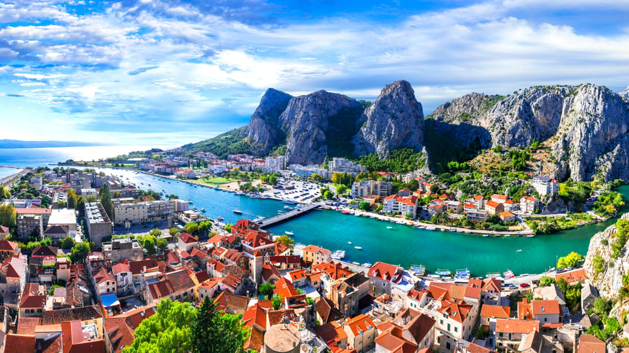 Udsigt over Omiš og Cetinafloden