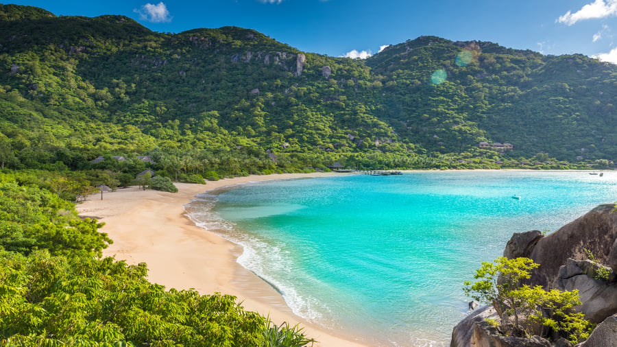 Zandstrand en helderblauw water in Nha Trang