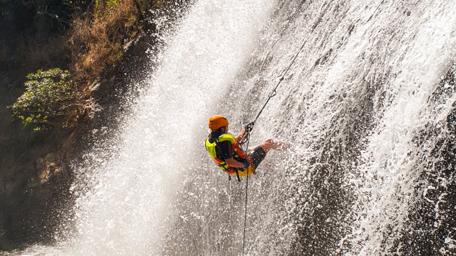 Canyoningen in een waterval in Da Lat 