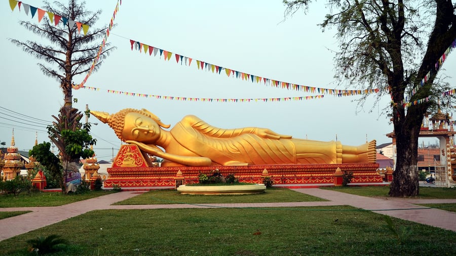 Se gyldne statuer i Vientiane, Laos
