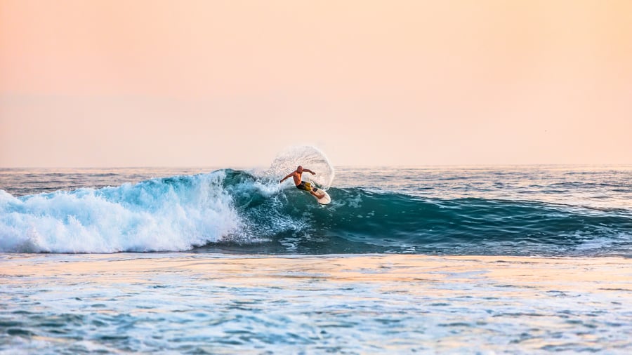 Testa vattensporter som surfing