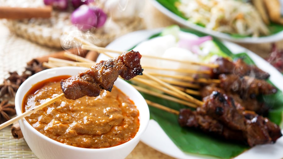Prova satay - grillat köttspett med jordnötssås