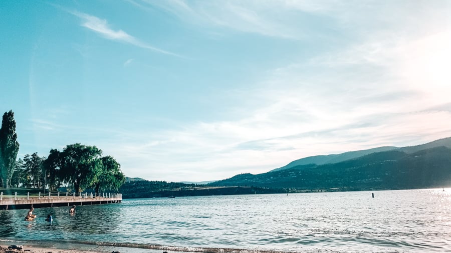 Sunny day in Kelowna city beach