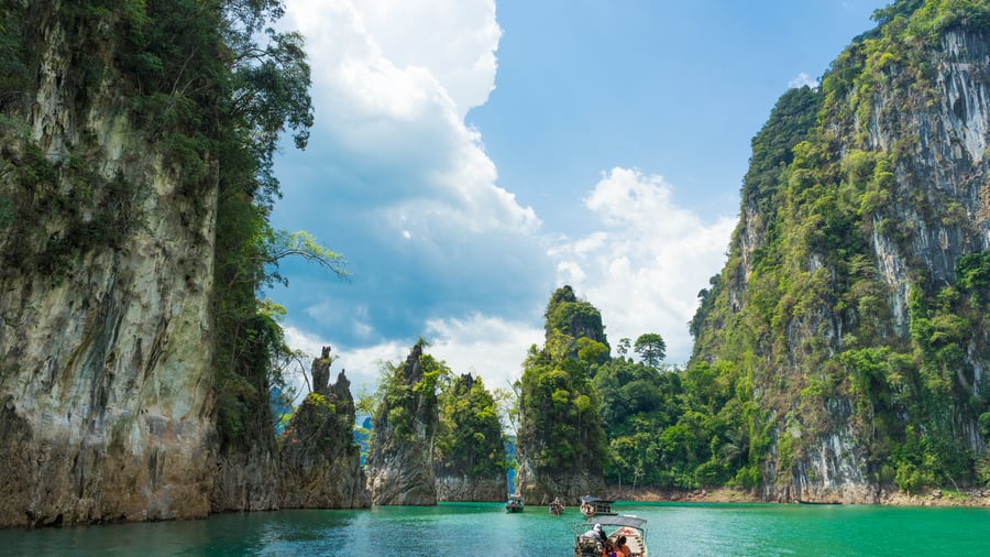 Kalkstensklippor och gröna sjöar i Khao Sok