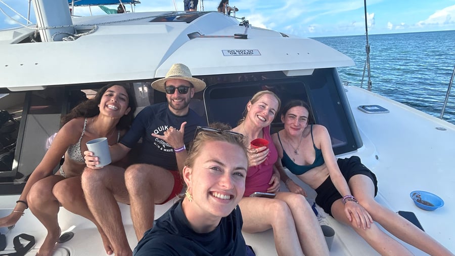Ga zeilen in Belize met een groep