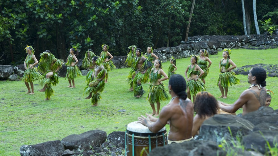 Lokala polynesier uppträder med traditionell dans
