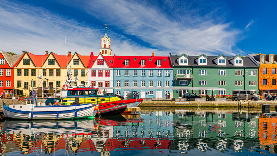Farverige bygninger i Torshavn på Færøerne