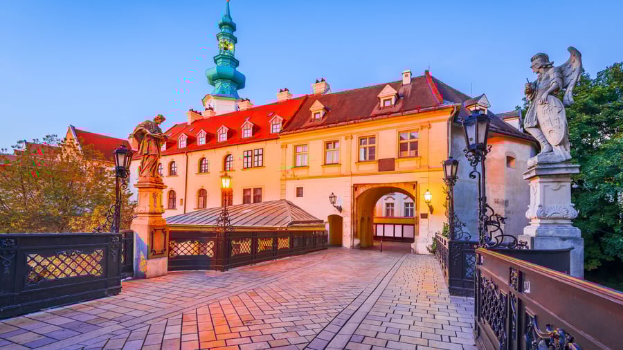 Brostensbeklædte Old Town i Bratislava