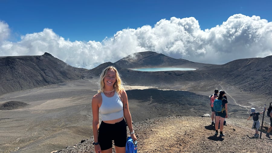 Meisje op de Tongariro Alpine Crossing in Nieuw-Zeeland