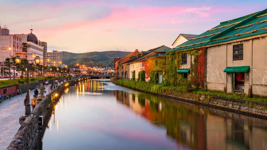 Historisk lagerbygning ved kanal i Otaru
