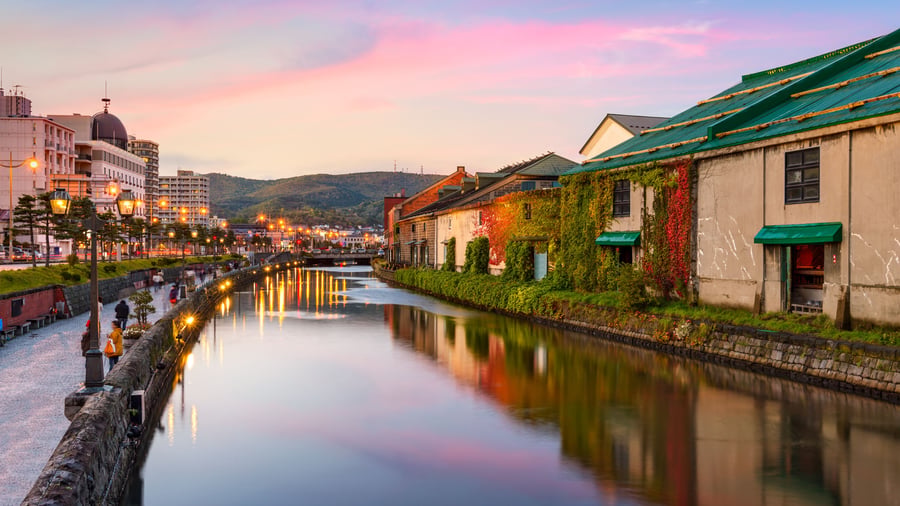 Historisk lagerbygning ved kanal i Otaru