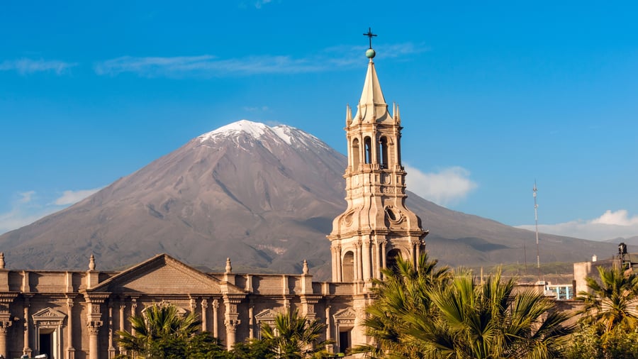 Arequipa Church med Misti-vulkanen i baggrunden