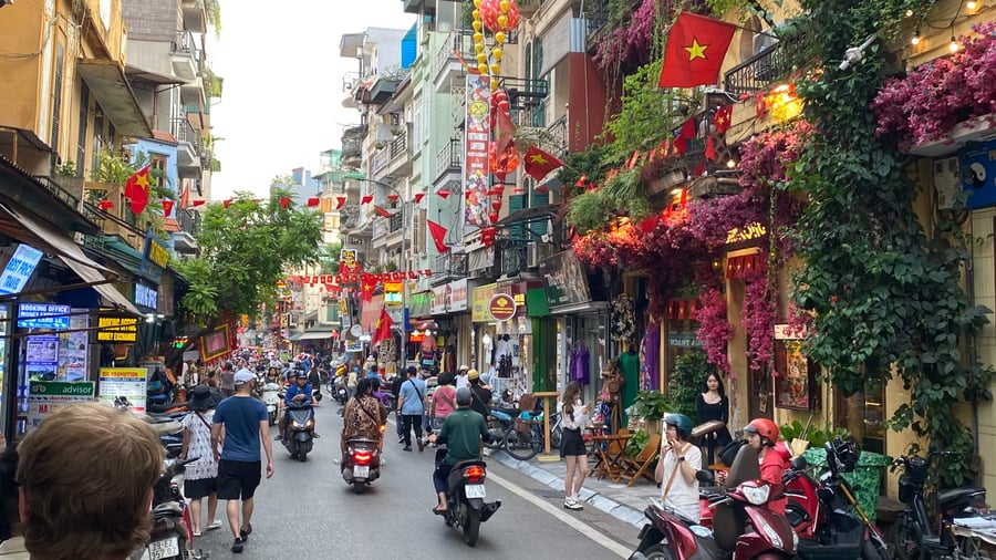 Drukke straten van Hanoi