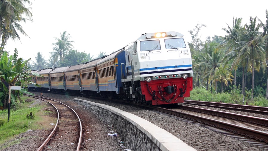 Med tog fra Bandung til Yogyakarta