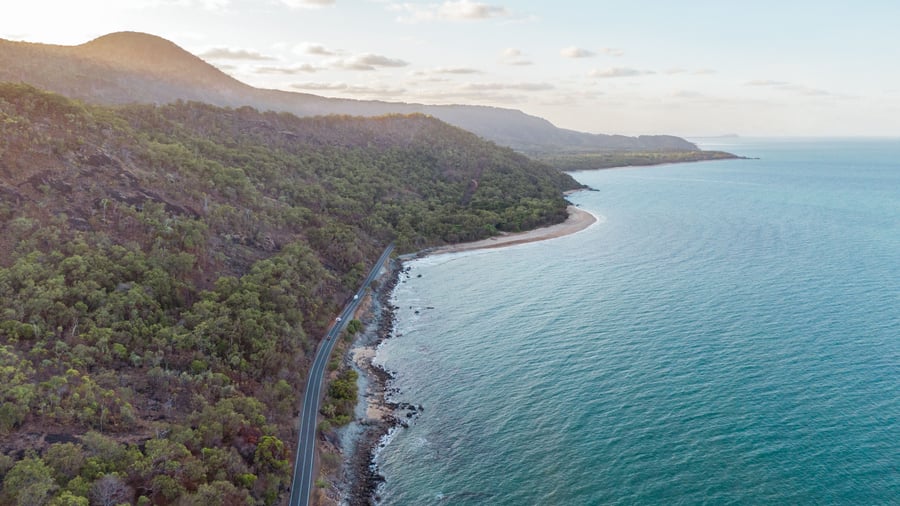 Udsigt fra flyet over kysten ved Cairns