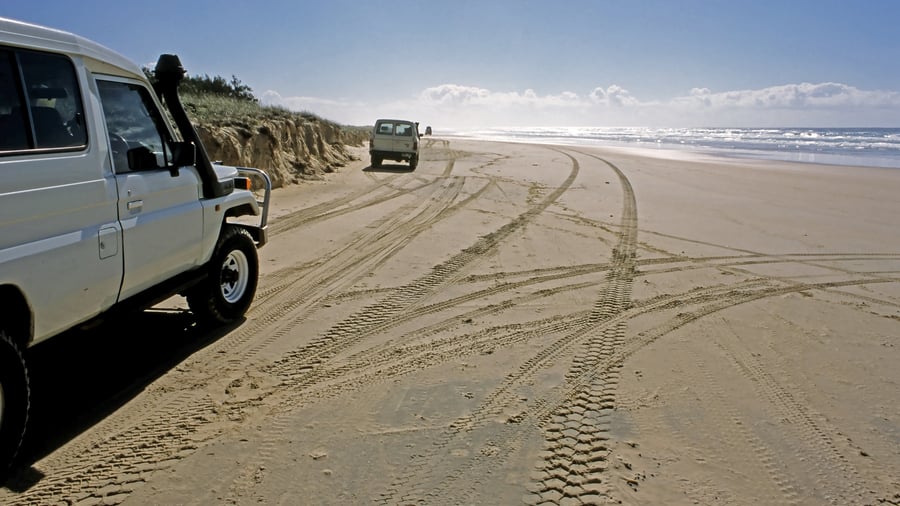 Fyrhjulsdrift längs Fraser Islands strandleder