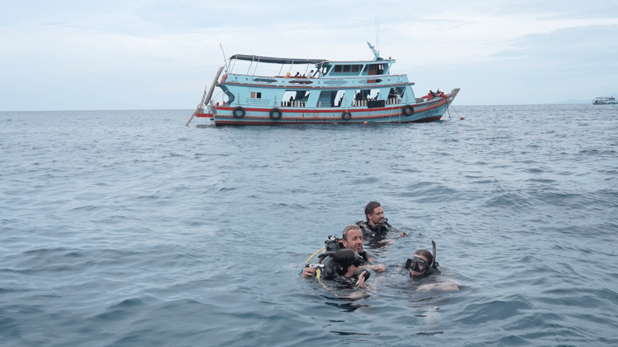 duikers in het water in Thailand