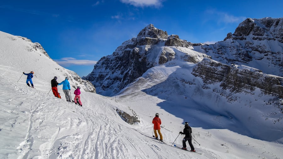 Åk skidor med hela familjen i Banff, Kanada