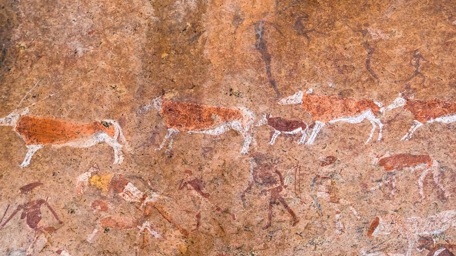 Klippe malerier i Brandberg området i Namibia