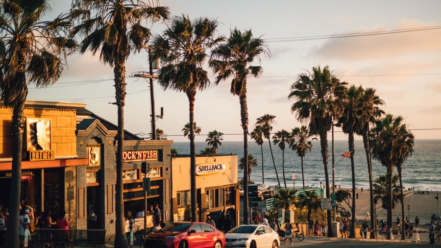 Livlige kystbyer med lokal stemning