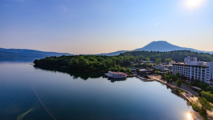 Lake Akan med Mount Oakan i baggrunden