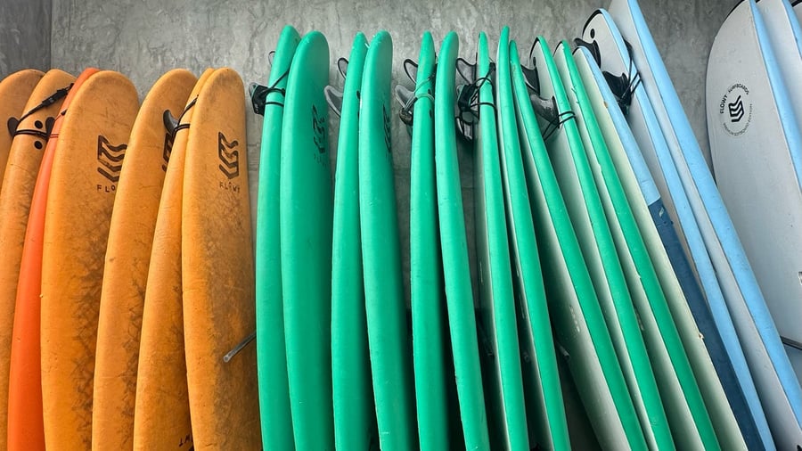 Huur een surfboard of doe mee aan een surfles