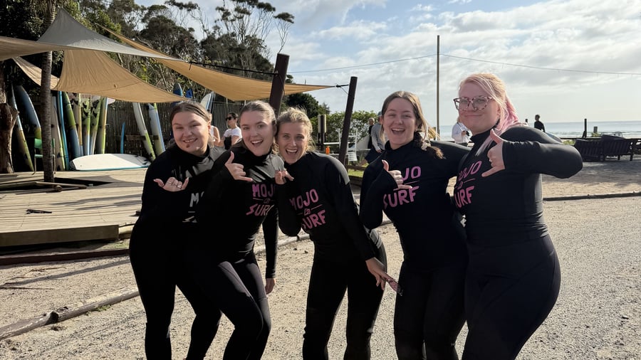 Op het strand in een wetsuit