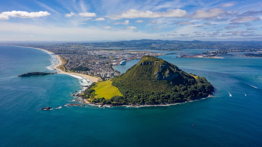 Mt. Maunganui med Tauranga i baggrunden
