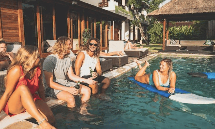 Meet other travellers from around the world. 