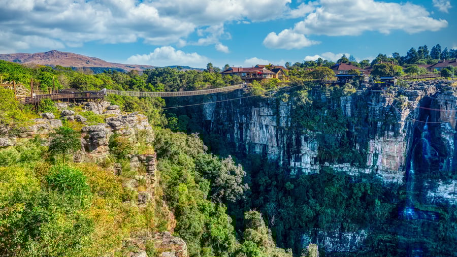 Hængebro i Graskop Gorge over kløften