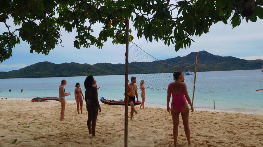 Explore the island with yout travel buddies