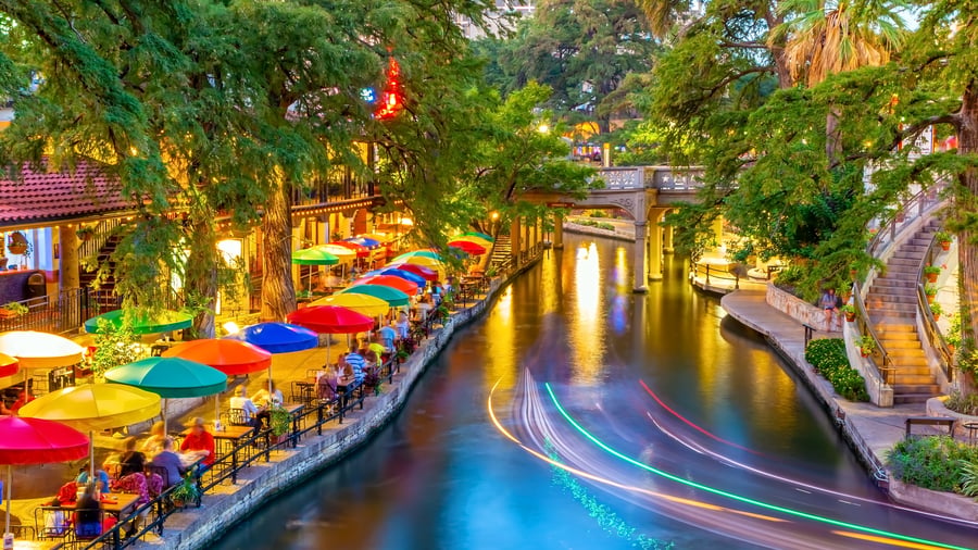 Du finder mange restauranter langs River Walk