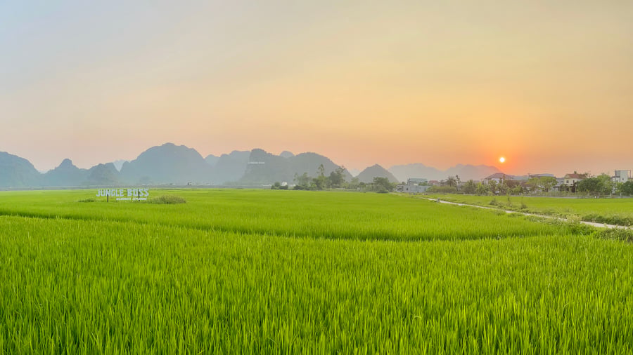 Solnedgang over slettene i Vietnam