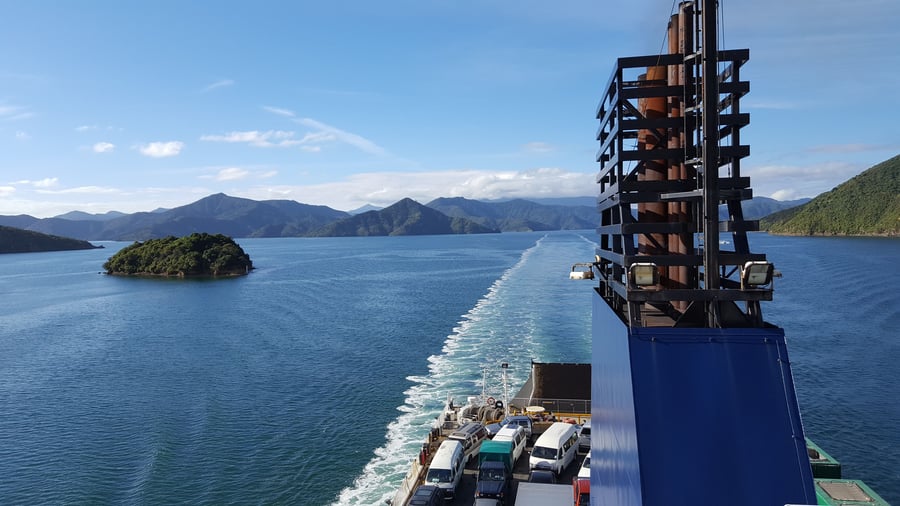 Cookstrædet mellem øerne krydses med færge