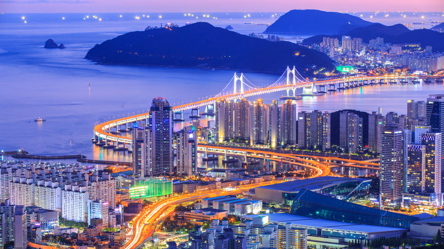 Skyskrapor och kustlinje i pulserande Busan