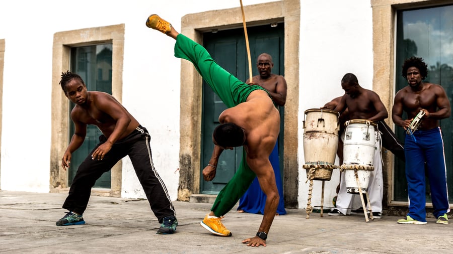 Unge laver capoeira i Salvadors gader